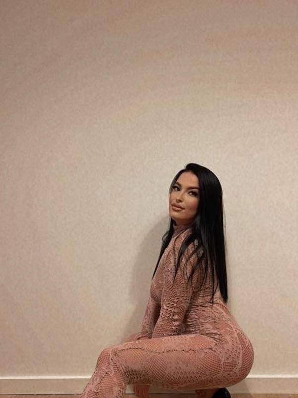 Experience Unforgettable Moments with Valencia Fire Escort Services 2 Mis Fotos